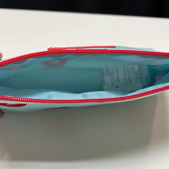 Clinique makeup & skincare bundle (4 items) - Picture 11 of 12